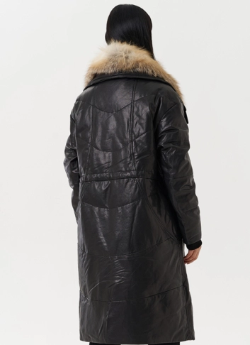 Женский кожаный пуховик с отделкой из меха лисы
