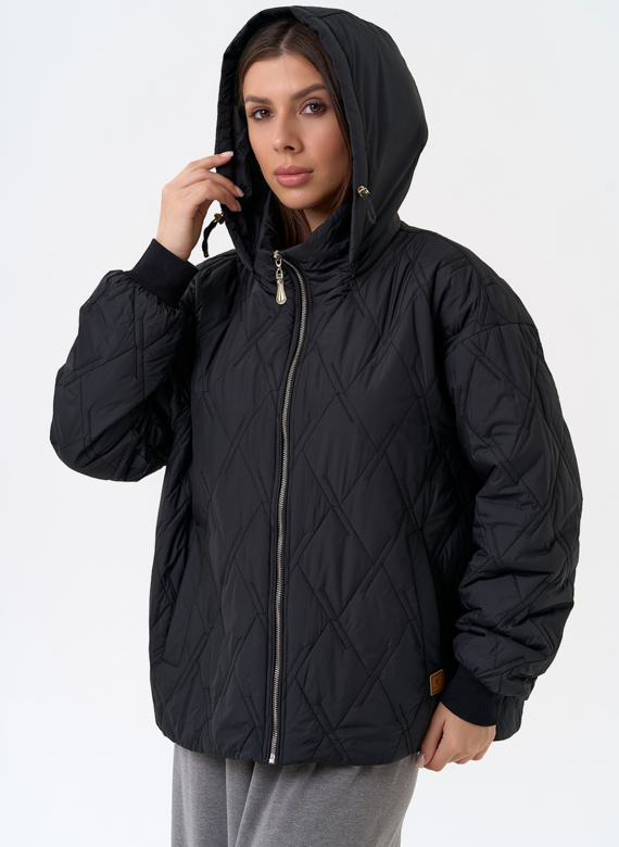 Женская куртка с капюшоном в черном цвете