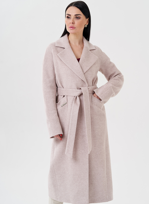 Светлое женское пальто с поясом