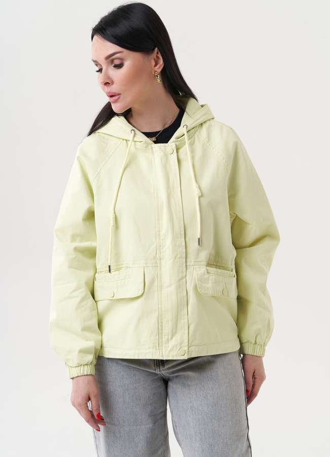 Ветровка зеленого цвета с капюшоном модель № 27263 меха малина