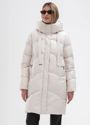 Женский пуховик белого цвета с капюшоном