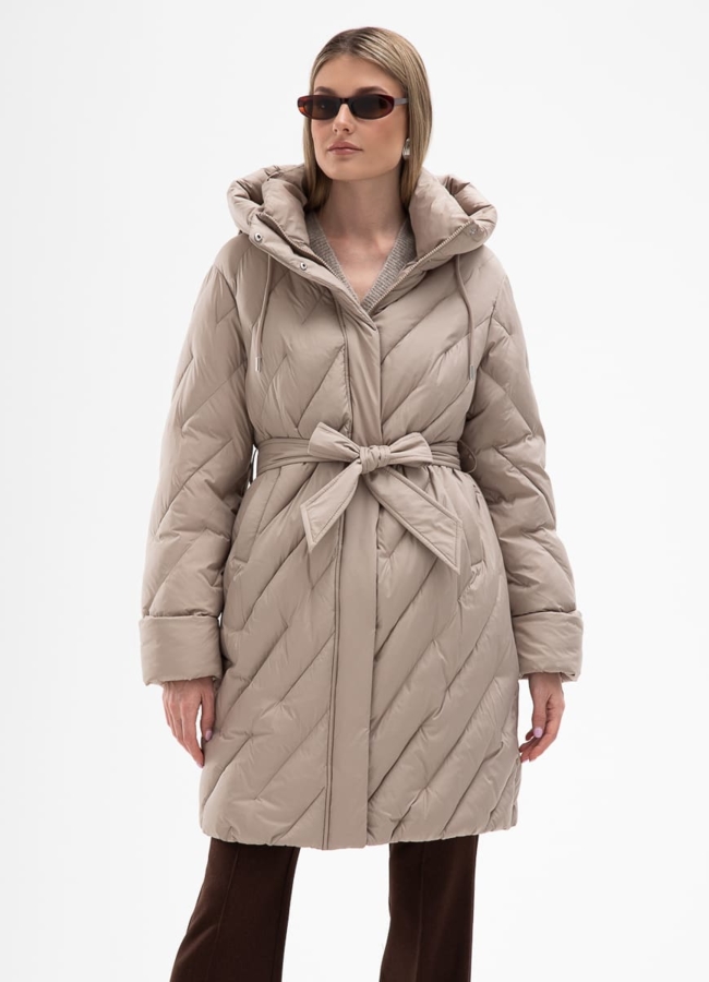 Женский пуховик бежевого цвета с капюшоном модель № 31121 универмаг малина