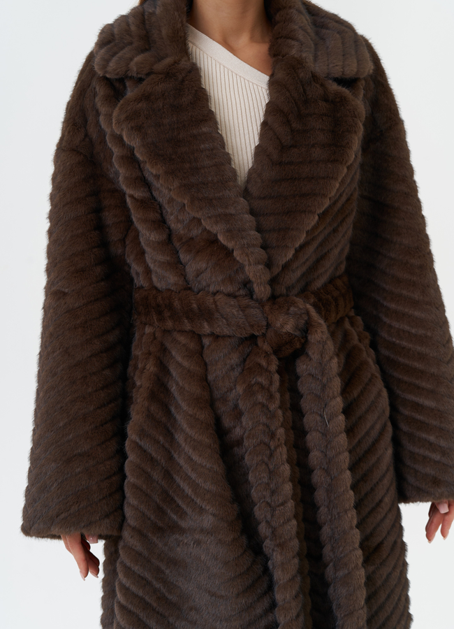 Пальто из эко меха с английским воротником модель № 28450 в рассрочку