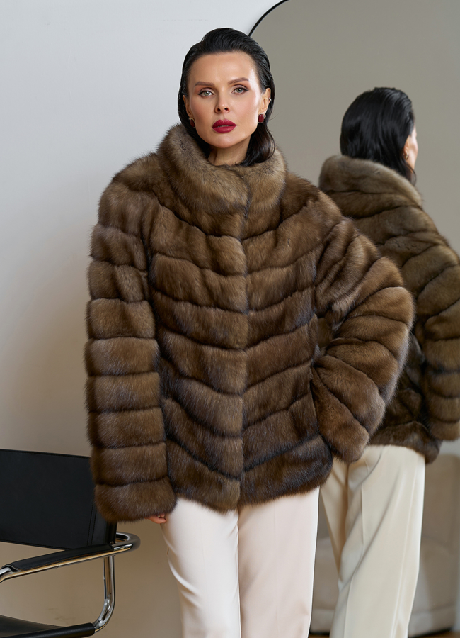 Женская шуба из соболя с воротником стойкой модель № 31774 меха малина