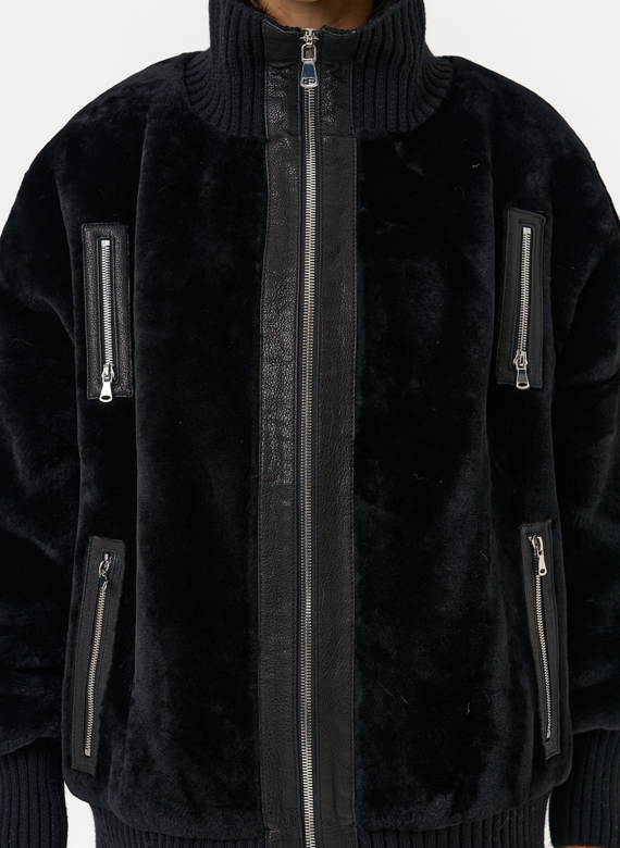Женский бомбер из овчины черного цвета